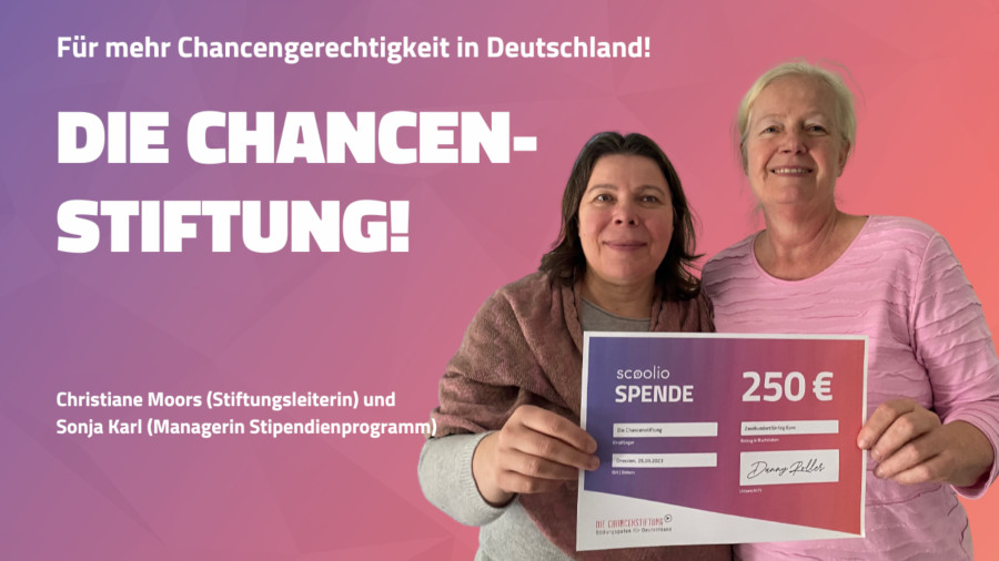 Zwei Frauen halten einen Spende in Höhe von 250€